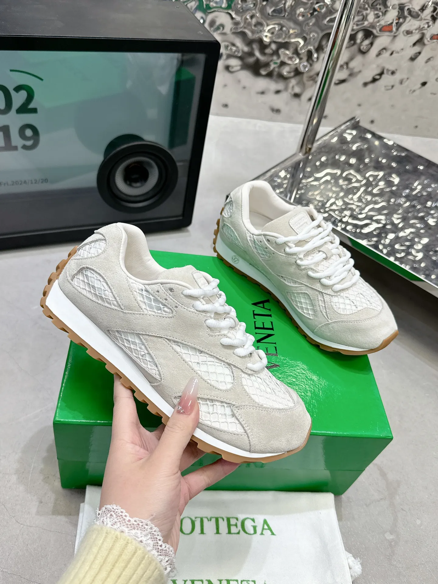 👟👟Ex-factory price 560👟👟 Men ➕20 💰𝐁𝐨𝐭𝐭𝐞𝐠𝐚 𝐕𝐞𝐧𝐞𝐭𝐚 Bodie Home Couple Style 👫BV Sports Shoes Wang Yibo Same Style Casual shoes for couples and dad shoes! Runner sneakers! Original purchase and development! Made of original lightweight technical mesh fabric, the same as the original version! The process is complicated! Paired with a geometric pattern designed rubber outsole, the higher version of the Wang Zha series is actually much taller, but the legs still look slim. Very nice. Durable and durable to play with, standard and version-matching shoe-packing technology. Look for high-end versions. The original outsole is exclusively molded, and the color-blocked TPU outsole is used. The material and weight are the same as the original! Size: Women’s size 35-41 (40 and 41 customized, non-refundable) Men’s size 39-45 (45 customized, non-refundable)